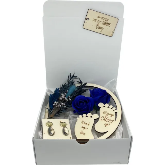 Stars 4 you Geschenkbox Wil jij mijn METER zijn? | blauw | flowerhoop | droogbloemen | oorbellen | meter vragen | meter worden | peettante vragen | peettante worden | cadeau | doosje met een vraag | hoepel droogbloemen blauw-voetjes