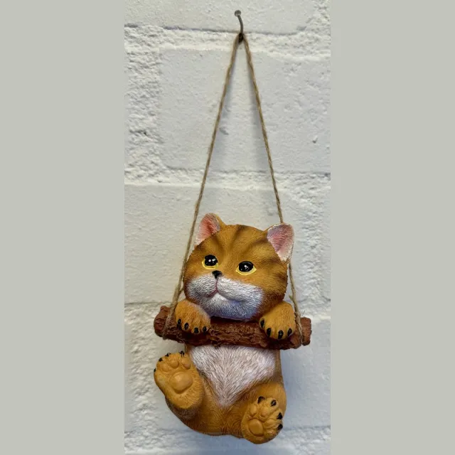 Impuls Polyresin hangend (tuin) dier "kat" - rood - hoogte 15x10x8 cm - ophangtouw - Voor binnen of buiten - Tuinaccessoires - Woonaccessoires Rood - kat hangend