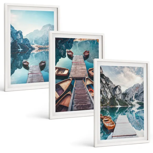 TULUP 3-Delige Schilderij Set - Een rustig meer met houten steigers en boten. - 40x60 - Muurdecoratie - Wanddecoratie - Hal - Stijlvolle Muurdecoratie Witte lijst