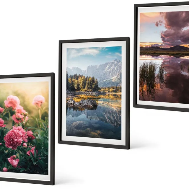 Coloray 3-Delige Schilderij Set - Bloemen In De Tuin, Bergen En Een Kalm Wateroppervlak. - 40 x 60 cm - Wanddecoratie - Muurdecoratie - Woonkamer Zwarte lijst