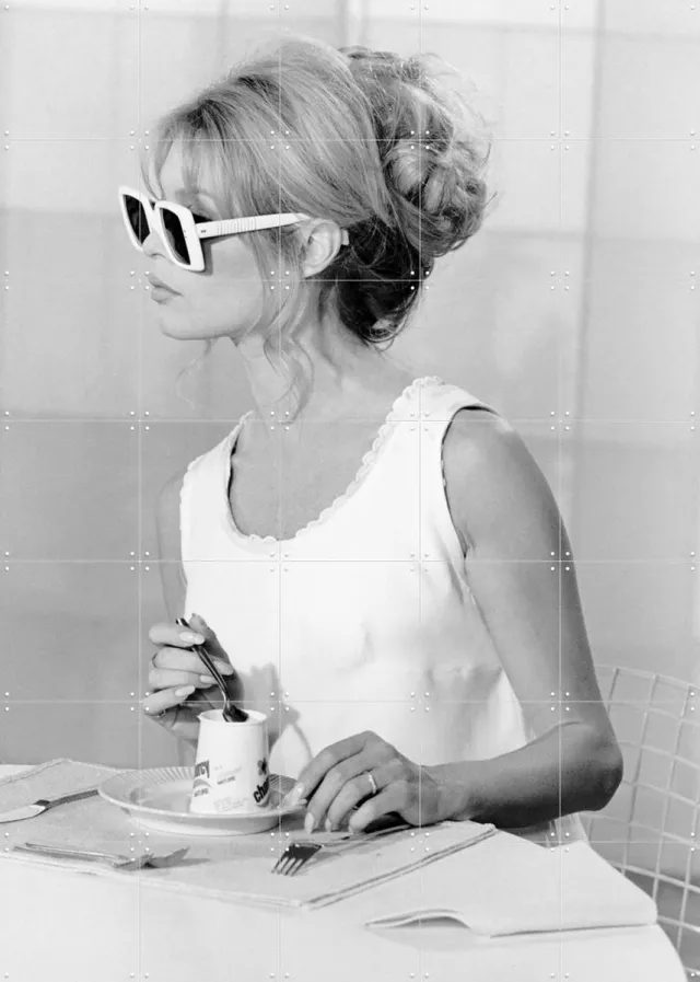 IXXI Brigitte Bardot, Bridgeman Images - 100 x 140 cm - Grote wanddecoratie en posters - Vintage, Fotografie, Keuken, Woonkamer, Eetkamer, Portretten Monochroom / Zwart en wit / Wit / Lichte tinten