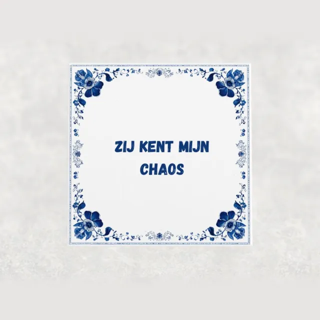 Voici Voilà Spreuk tegel 15x15 cm Zij kent mijn chaos Blauw