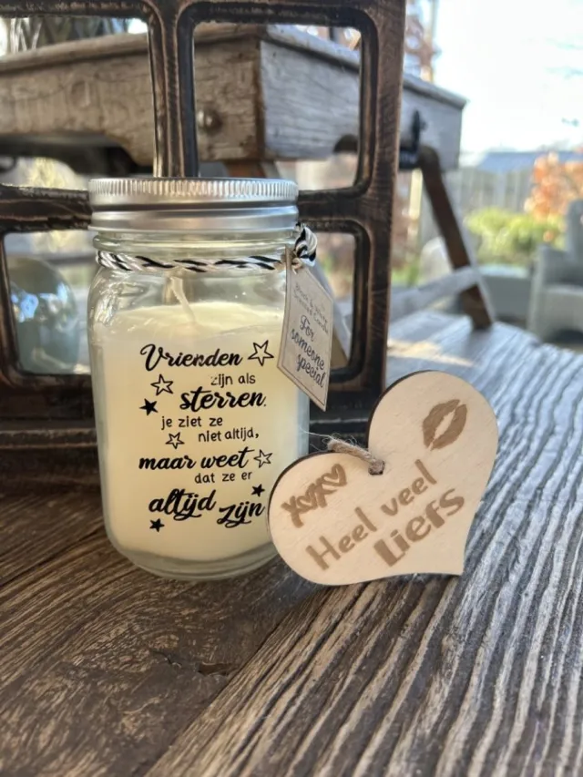 Creaties van hier Black & White scented candles Vrienden met houten hartje – 13,5 cm – vanille