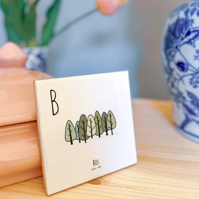 PosterPlaats Bos - ABC tegeltje Ede - Keramiek met Handgetekende Illustratie - Tegeltje met tekst - Wanddecoratie - Woondecoratie - Relatiegeschenk - Souvenir - 10,8 x 10,8 cm Blauw