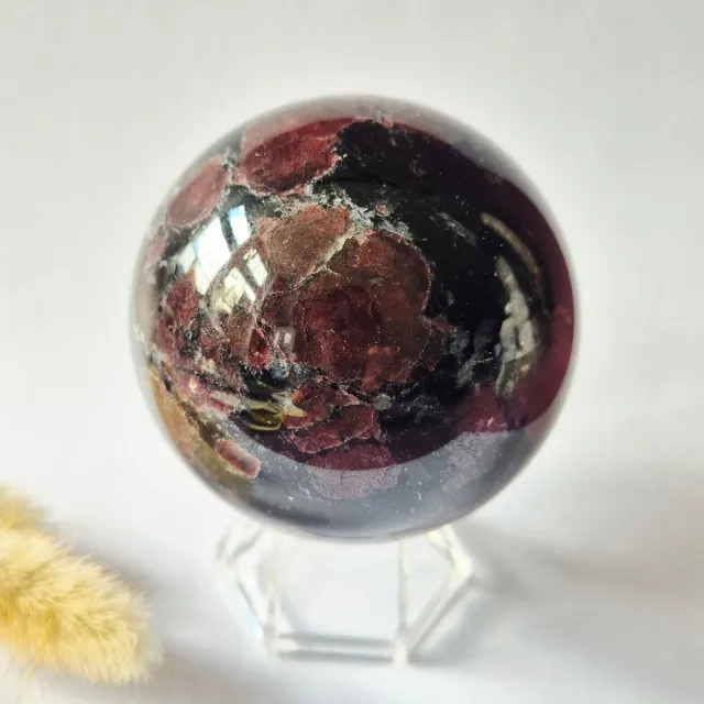 Moonlight Gemstones Garnet Bol 70–75 mm – Diep Rode Edelsteen Bol voor Kracht & Energie (Granaat) Meerkleurig