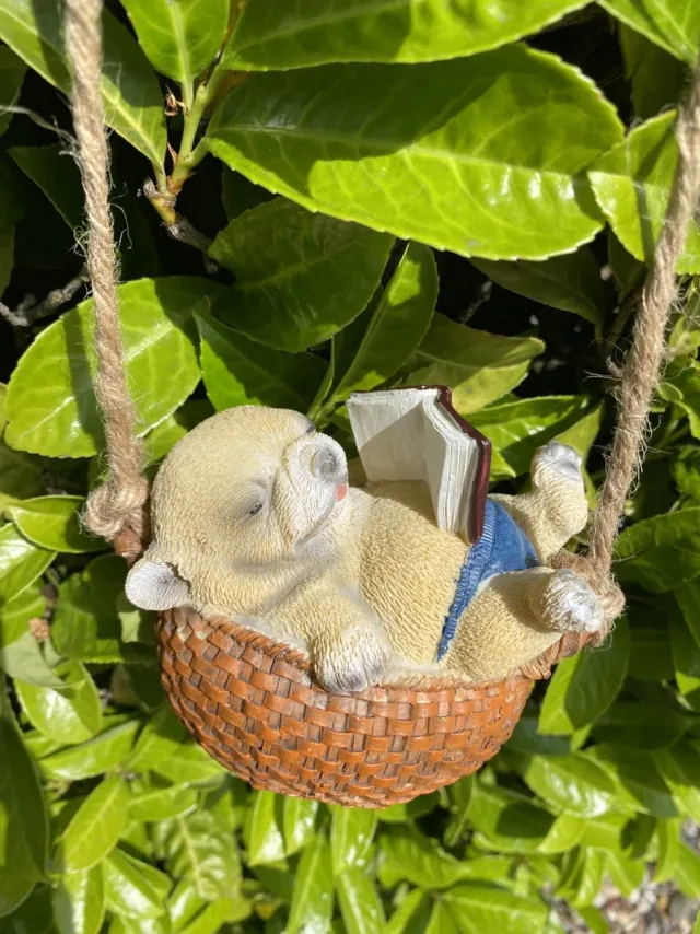 Impuls Polyresin hangend (tuin) dier "puppy/hond" - beige - hoogte 11x12x5 cm - ophangtouw - Voor binnen of buiten - Tuinaccessoires - Woonaccessoires Beige - Puppy