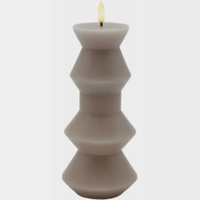 Sirius Sille Geometric Nordic LED Kaars – Stompkaars Geometrisch Ø9×20,5 cm – Warm Gray/Beige/Grijs Warm Gray - Geometrisch Middel