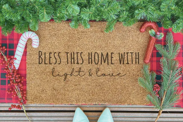 Laser Point Bless This Home With Light And Love | 90x60 cm | Nieuwe huis cadeau | Ingangsmat | Deurmat met stijl | Verhuizing cadeau | Praktisch & trendy | Perfect voor binnenkomst | Cadeau voor nieuwe woning bruin | zwart (gravering 90x60)
