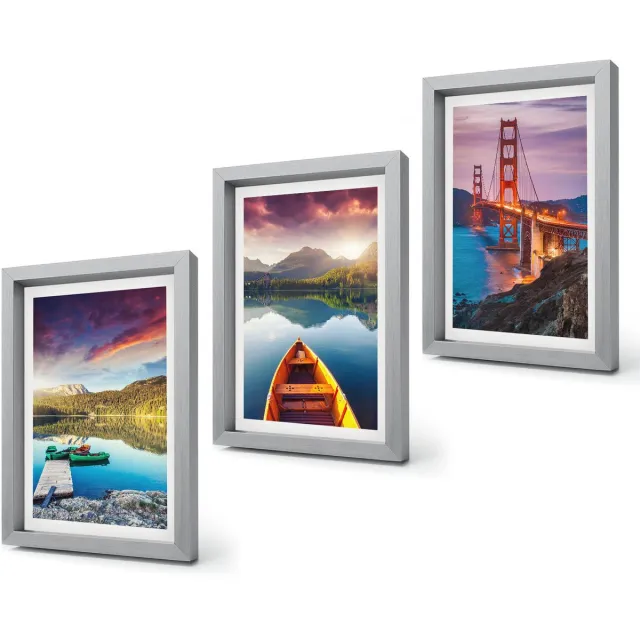 Coloray 4-Delige Schilderij Set - Uitzicht op de bergen met meren, boten en een brug. - 20 x 30 cm - Muurdecoratie - Decoratieve Schilderijen - Wohnzimmer - Interieur Decoratie Zilveren lijst