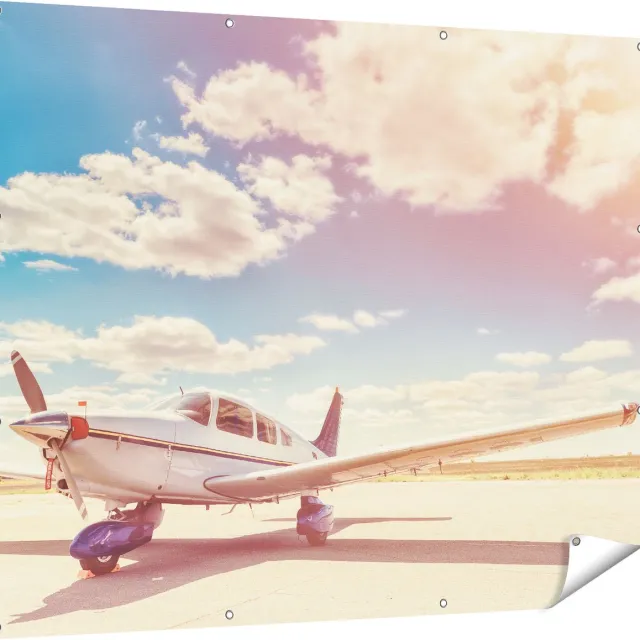 Gards Tuinposter Gelande Vliegtuig op de Luchthaven - 150x120 cm - Tuindoek - Tuindecoratie - Wanddecoratie buiten - Tuinschilderij Multikleur