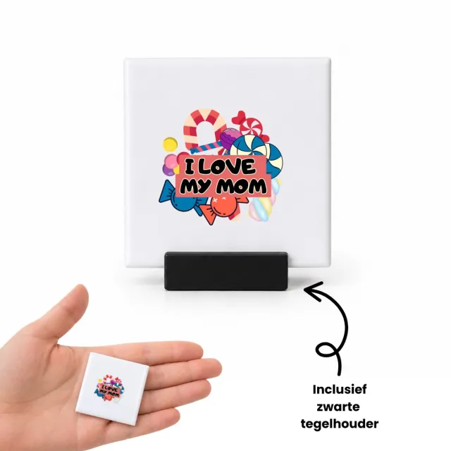 Hacebo Mama cadeau - tegeltje met tegelhouder - cadeautje - tegeltjes met tekst - met opdruk - Verjaardag - Moederdag - Mama cadeau - Mama cadeautjes - Moederdag cadeau - Mama cadeautjes verjaardag - liefste Mama - spreuktegels - 4.8x4.8 CM Wit