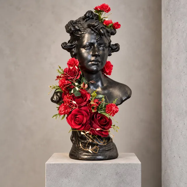 Seta Fiori Hemelse Roos - Zwarte Stenen Vrouwenbuste met Rode Kunstrozen - 55 cm - Handgemaakt Uniek Exemplaar - Brocante Decoratie zwart en rood