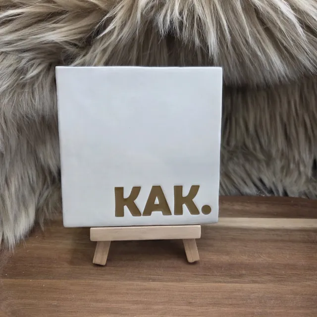 CreaCraft Robuust Wenstegeltje – Hip trendy tegeltje – “KAK.” – 10X10CM – Humoristisch Cadeau – Trendy nu – Wanddecoratie – Cadeau voor Nieuwe Woning, Housewarming of voor vriend(in) – Sfeervol en Persoonlijk – Zomaar - Wc decoratie - Tegeltje met tekst Wit/Goud