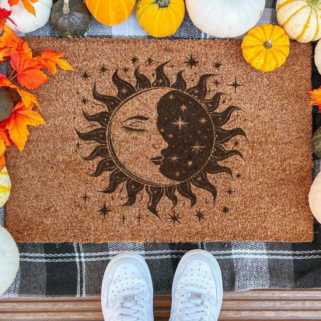 Laser Point Sun and Moon | 90x60 cm | Nieuwe huis cadeau | Ingangsmat | Deurmat met stijl | Verhuizing cadeau | Praktisch & trendy | Perfect voor binnenkomst | Cadeau voor nieuwe woning Bruin | Zwart (Gravering 90x60)