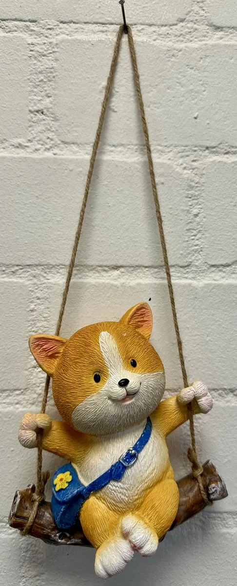 Impuls Polyresin deco hangend dier op boomstam "kat" - meerkleurig - hoogte 36x16x8 cm - ophangtouw - Voor binnen of buiten - Tuinaccessoires - Woonaccessoires Meerkleurig - kat + tas