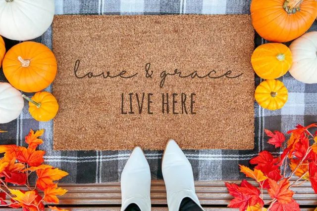 Laser Point Love And Grace Live Here | 90x60 cm | Nieuwe huis cadeau | Ingangsmat | Deurmat met stijl | Verhuizing cadeau | Praktisch & trendy | Perfect voor binnenkomst | Cadeau voor nieuwe woning Bruin | Zwart (Gravering 90x60)