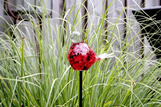 Glass Art Tuinsteker vogel 90 cm vrolijke kleuren- tuindecoratie - tuinkunst glazen vogel- tuinprikker - tuinpendel - tuinsteker zwart
