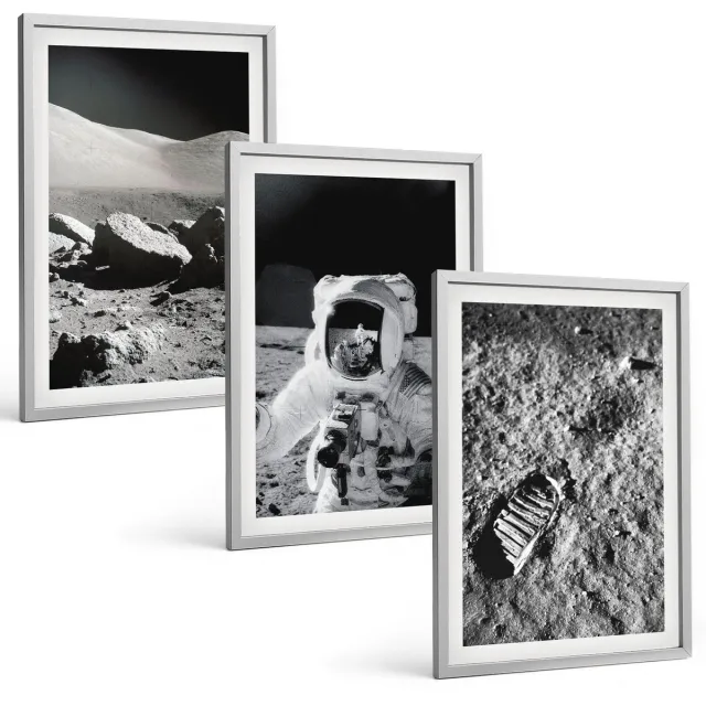 Coloray 3-Delige Schilderij Set - Maanfoto'S Met Astronaut En Voetafdruk - 40 x 60 cm - Wanddecoratie - Schilderijen Set - Kantoor - Muurdecoratie Zilveren lijst