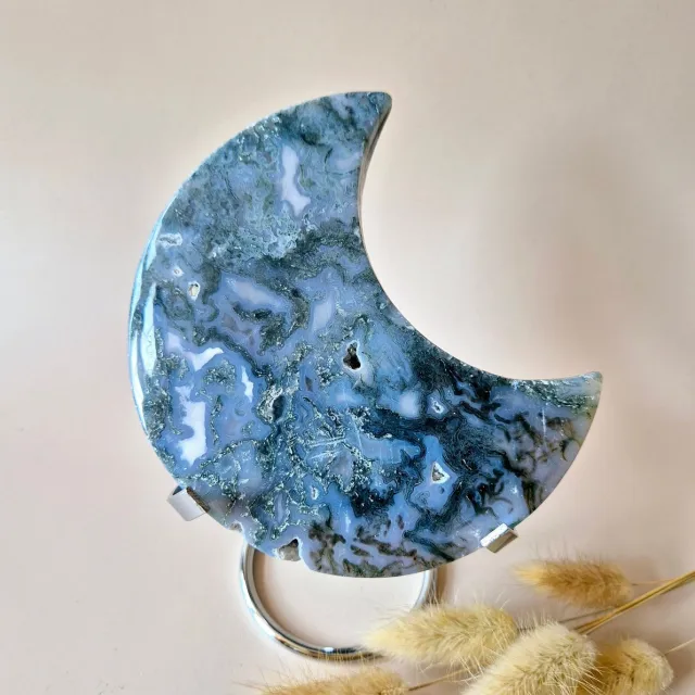 Moonlight Gemstones XL Edelsteen Mosagaat Maan op Standaard (Druzy & Patronen) #154 - 363g 14cm Meerkleurig