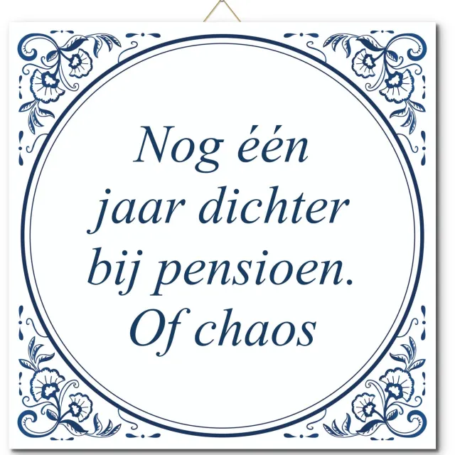 De Tegeltjesfabriek Tegeltje: Nog één jaar dichter bij pensioen. Of chaos (met standaard) wit en blauw