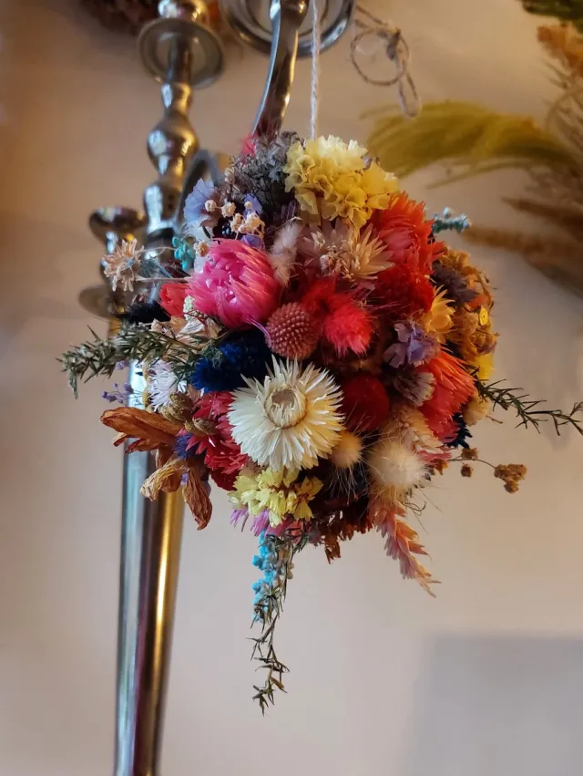 Juuls Gift Shop (merkloos) Vrolijke bol met vele soorten bloemetjes 15cm diameter Mix kleuren