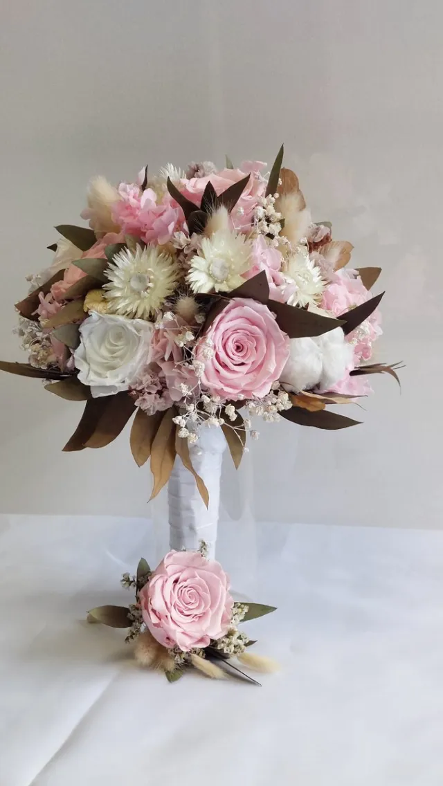 Bloemen en Decoratie 4U Elegant prachtige bruidsboeket met geconserveerde wit en roze rozen in combinatie met verschillende droogbloemen samen met een passende corsage van droogbloemetje./ Biedermeier bruidsboeket / droogbloemen/ wedding/ trouwen wit, roze , natuur donker rood van gedroogde eucalyptus