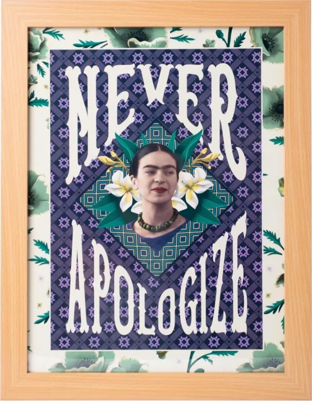 Frida Kahlo Art Print 'Never Apologize' in fotolijst beuken kleur 30x40 cm blauw