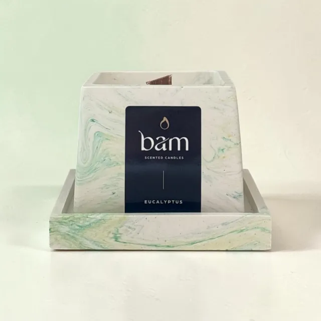 Bam Eucalyptus Geurkaars met Schaaltje – Houten Wiek – Zonnebloemwas – Geel-Groen Gemarmerd – 106 g wit geel groen gemarmerd
