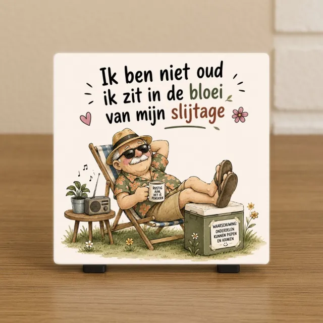CreaCraft Spreuktegel: Ik ben niet oud ik zit in de bloei van mijn slijtage Man – Grappig tegeltje met tekst - Cadeau voor ouders, Pensioen, verjaardag, sarah, abraham – Wenstegeltje – Brievenbuscadeau - CreaCraft Ik ben niet oud, ik zit in de bloei van mijn slijtage. Man
