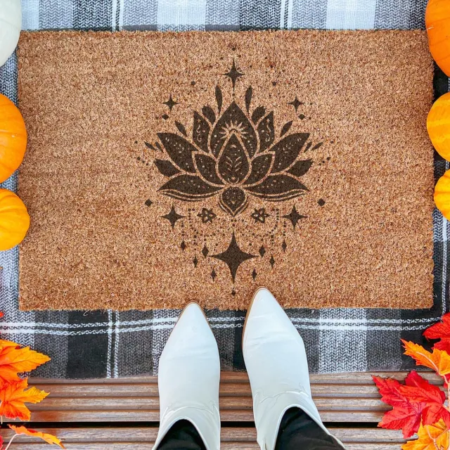 Laser Point Celestial Lotus Flower | 90x60 cm | Nieuwe huis cadeau | Ingangsmat | Deurmat met stijl | Verhuizing cadeau | Praktisch & trendy | Perfect voor binnenkomst | Cadeau voor nieuwe woning Bruin | Zwart (Gravering 90x60)