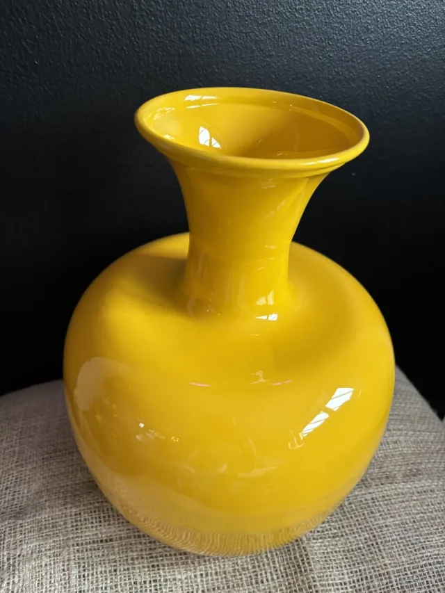 Colmore Vaas | Lemon Pie | Geel | Bloemenvaas | Bloemvaas | Bloemen Vaas | Interieur | Inrichting | Woonkamerstyling | Musthave | Kleur in huis | Woning | Color | Woonkamer | Woonaccessoires | Woonaccessoire | Decoratief | Decoratie | Woondecoratie | Colmore