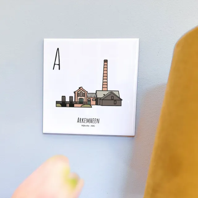 PosterPlaats Arkemheen - ABC tegeltje Nijkerk - Keramiek met Handgetekende Illustratie - Tegeltje met tekst - Wanddecoratie - Woondecoratie - Relatiegeschenk - Souvenir - 10,8 x 10,8 cm Blauw