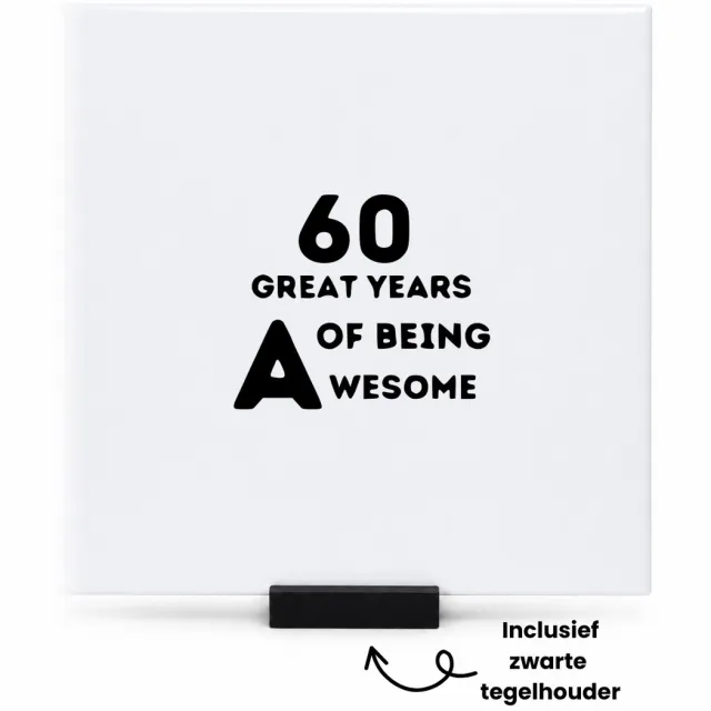 Hacebo 60 jaar of being awesome tegeltje met tegelhouder - Verjaardag - Mensen die 60 jaar zijn geworden - tegeltjes met tekst - Cadeau - spreuktegels - 15x15 CM Wit