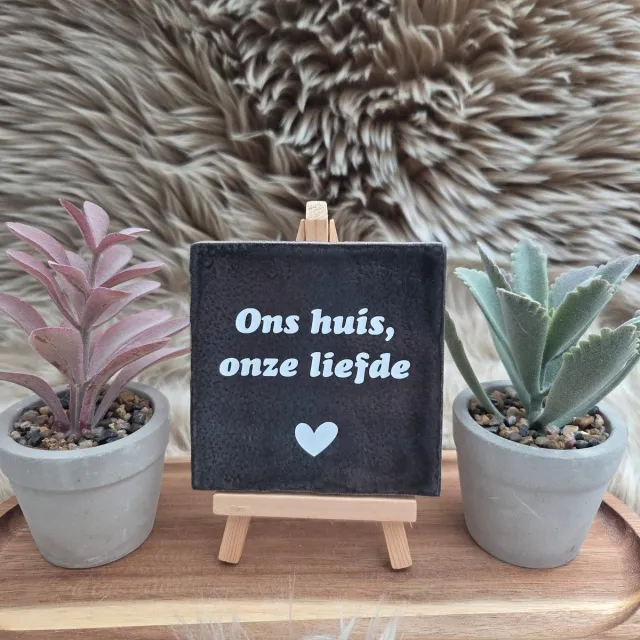 CreaCraft Robuust wenstegeltje “Ons Huis, Onze Liefde” – Liefde Cadeau – Woondecoratie – Relatie – Trendy nu – Valentijn – Handmade – Housewarming – Vriendschap – Decoratief Tegeltje met Standaard – Cadeau Idee robuust zwart/wit