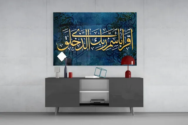 Insigne Art Glasschilderij – Islamitische Kunst – Arabische Kalligrafie in Goud op Blauw – Moderne Wanddecoratie -90x60 cm