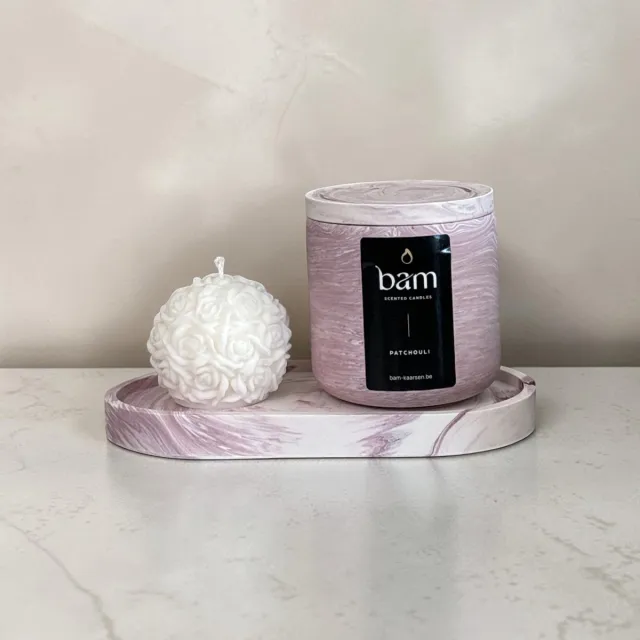 Bam Kaarsen Patchouli Geschenkset – Geurkaars met Deksel – Handgemaakte Rozenkaars en Bordeaux Gemarmerde Ovale Schaal