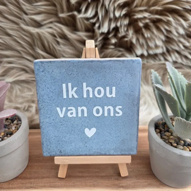 CreaCraft Robuust Wenstegeltje Ik Hou van Ons – Hip trendy tegeltje – 10x10 cm – Cadeau voor Partner, Valentijn of Jubileum – Stijlvol en Persoonlijk Woonaccessoire - Zomaar - Voor jezelf – Trendy nu – Decoratief Tegeltje met Standaard – Cadeau Idee Robuust lichtblauw/Wit