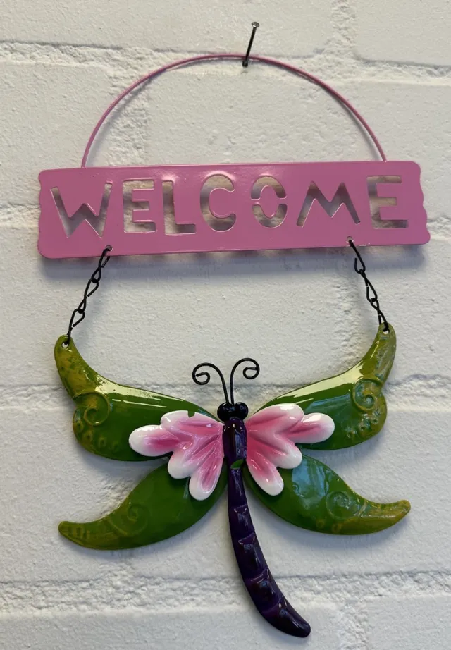 Impuls Metalen decoratie tuin hanger "welcome" vlinder - groen + roze - hoogte 30 x 20 x 1 cm - Woonaccessoires - Decoratieve hangers - Tuinaccessoires Groen + roze - vlinder