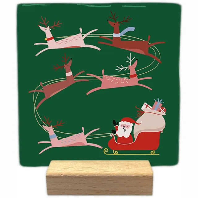 Artige Kerst decoratie tegel - Kerstslee - keramisch - 10x10 cm - inclusief houder groen