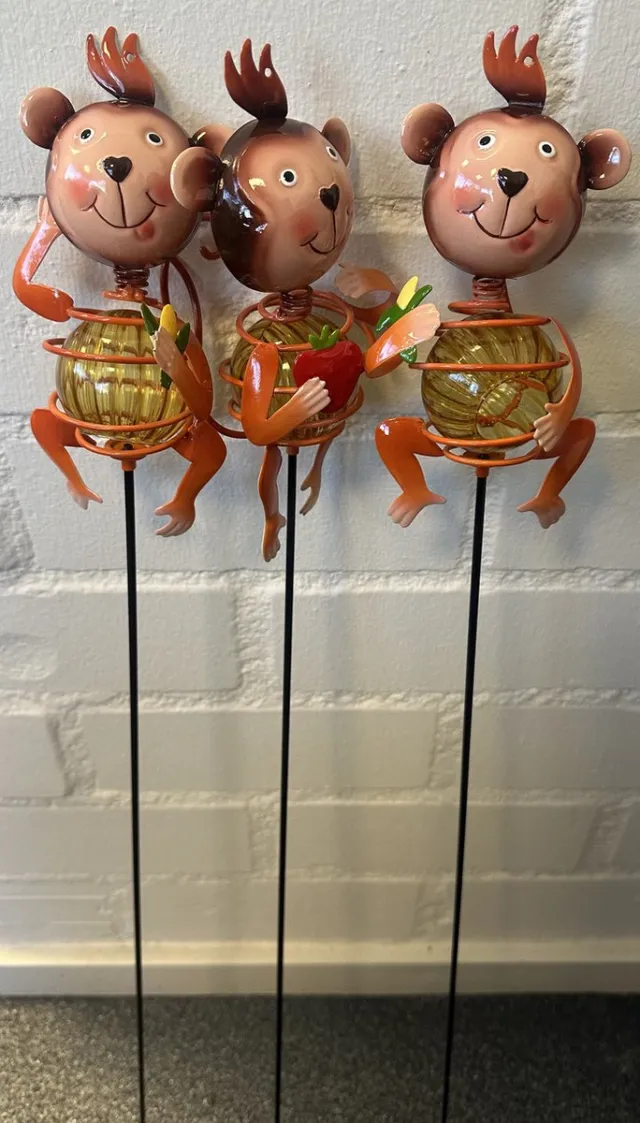 Impuls Metalen deco tuinstekers "aapjes op bol" - Set van 3 stuks - Meerkleurig - hoogte 70 x 10 x 1 cm - Tuinaccessoires - Tuindecoratie – Tuinstekers Meerkleurig - aapjes
