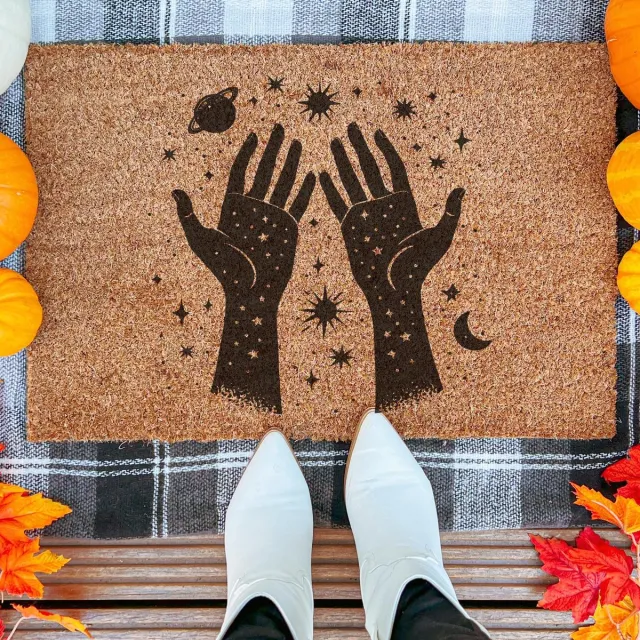 Laser Point Magic Hands | 90x60 cm | Nieuwe huis cadeau | Ingangsmat | Deurmat met stijl | Verhuizing cadeau | Praktisch & trendy | Perfect voor binnenkomst | Cadeau voor nieuwe woning Bruin | Zwart (Gravering 90x60)