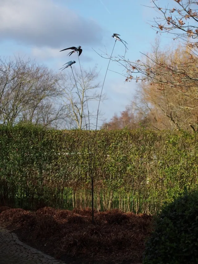 Thermobrass Metal Art - tuinornament 3 zwaluwen op metalen prikker - hoogte 350 cm - tuinbeeld