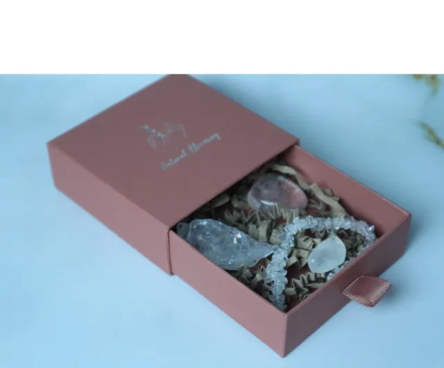 Natural Blooming Geboortemaand Edelsteen setje - Augustus - Bergkristal - Gift - Armband - Ruwe Steen - Bijzonder Cadeau - Spiritueel - Verjaardag wit/ helder