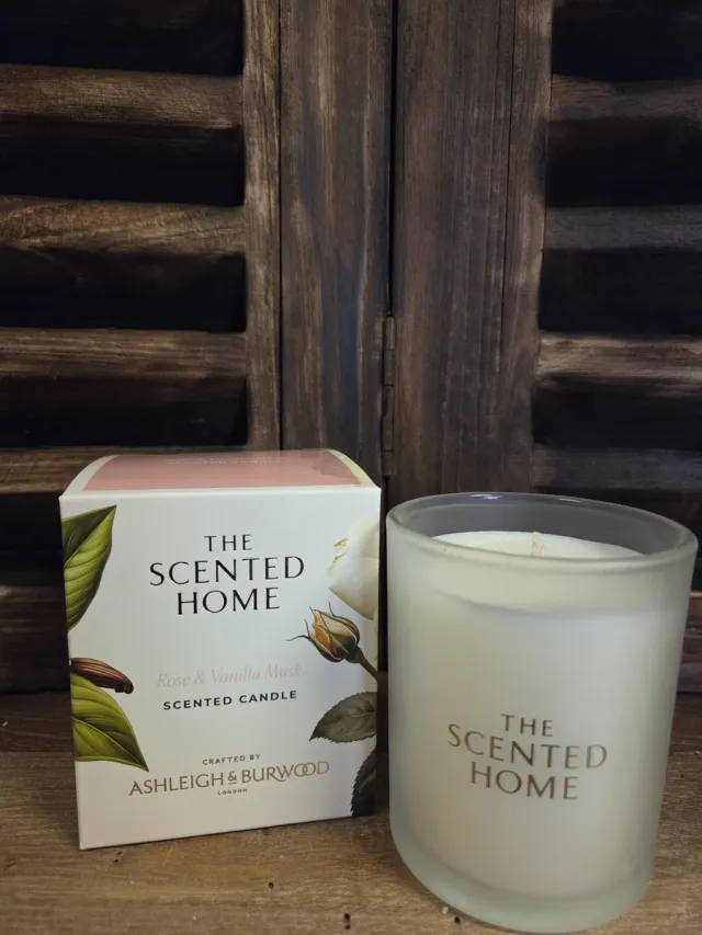Ashleigh & Burwood London Ashleigh & Burwood Rose & Vanilla Musk - geurkaars - 40 branduren - 1 stuk creme