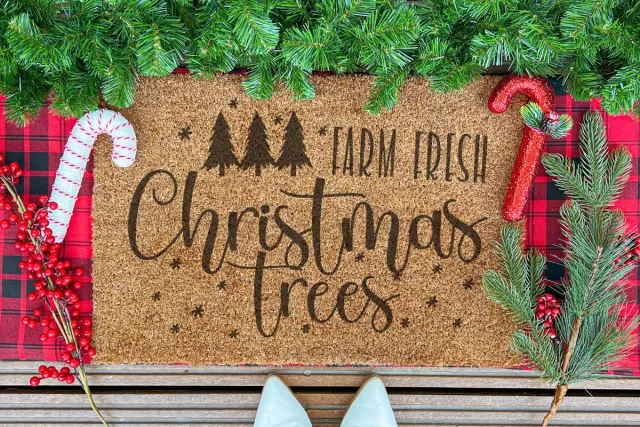 Laser Point Farm Fresh Christmas Trees | 60x40 cm | Nieuwe huis cadeau | Ingangsmat | Deurmat met stijl | Verhuizing cadeau | Praktisch & trendy | Perfect voor binnenkomst | Cadeau voor nieuwe woning bruin | zwart (gravering 60x40)