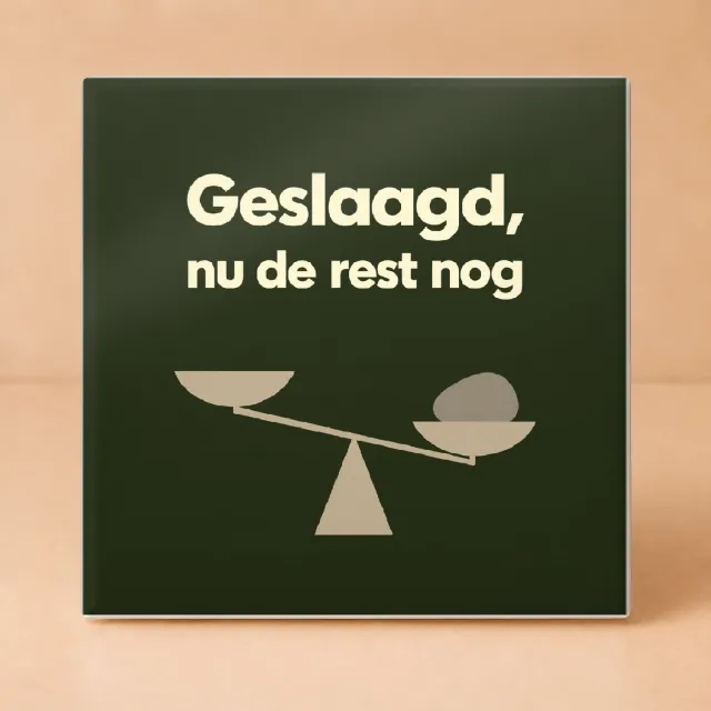 Bedruk King Stijlvolle Geslaagd Tegel – Moderne Typografische Poster met Humoristische Quote voor Nieuwe Afgestudeerden - 11 x 11 cm Wit