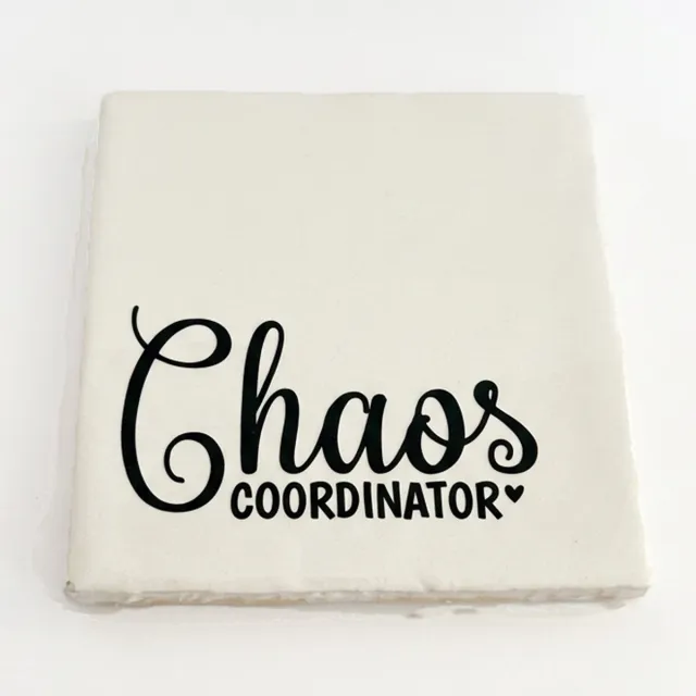 Snoes Spreuktegel - Chaos Coordinator - Spaans Handvorm Tegeltje 10x10 cm - Incl. Plakhaakje - Wit/Zwart - Handgemaakt Cadeau