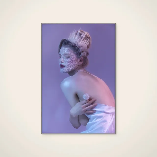 HelloWalls Akoestisch schilderij - 60 x 90 cm - Sparkling Lavender Queen van Tatya Lushchyk - Abstracte wanddecoratie - zilver textielframe Meerkleurig