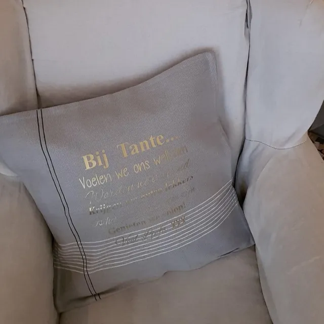Maison Marcella Sierkussen Kussen met tekst bedrukt cadeau | Regels voor Bij Tante thuis | beige met goud met vulling | 50x50 cm