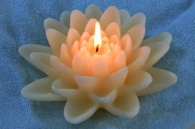MilaNNE Moederdag Special 2026: XXL Lelie drijfkaars WIT- 15x6 cm - Gemaakt door Candles by Milanne - BEKIJK VIDEO